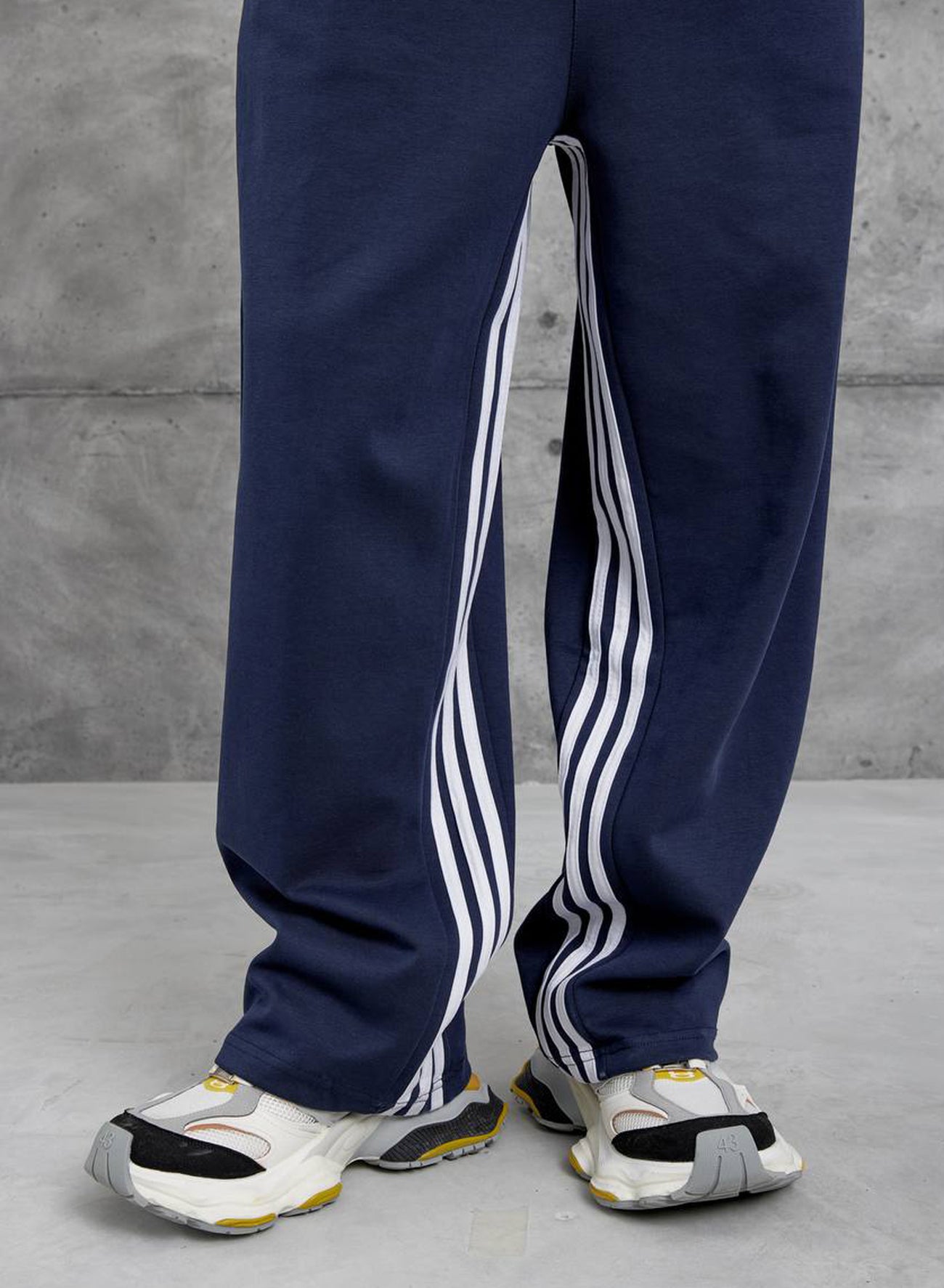 eşofman erkek ve bayan Çok yönlü konfor sunan, bol kesim eşofman altı Bağcıklı ve lastikli bel      %100 pamuk baggy kumaş